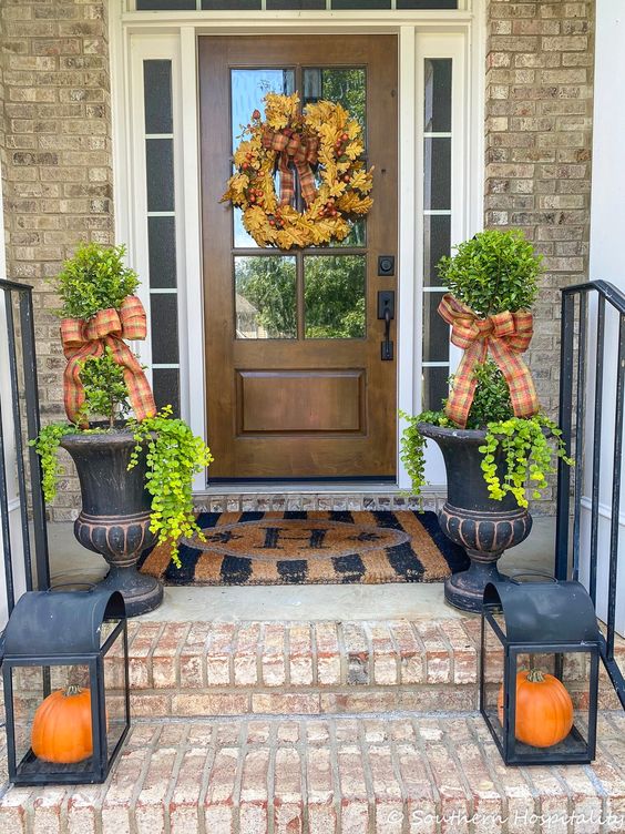 Charming and Simple Fall Entryway Decor