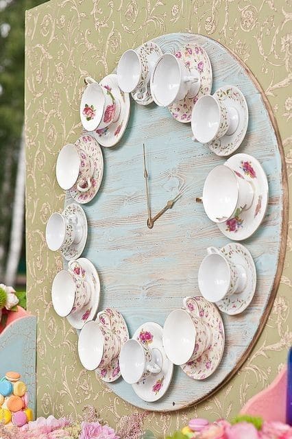 Charming Vintage Teacup Clock Design