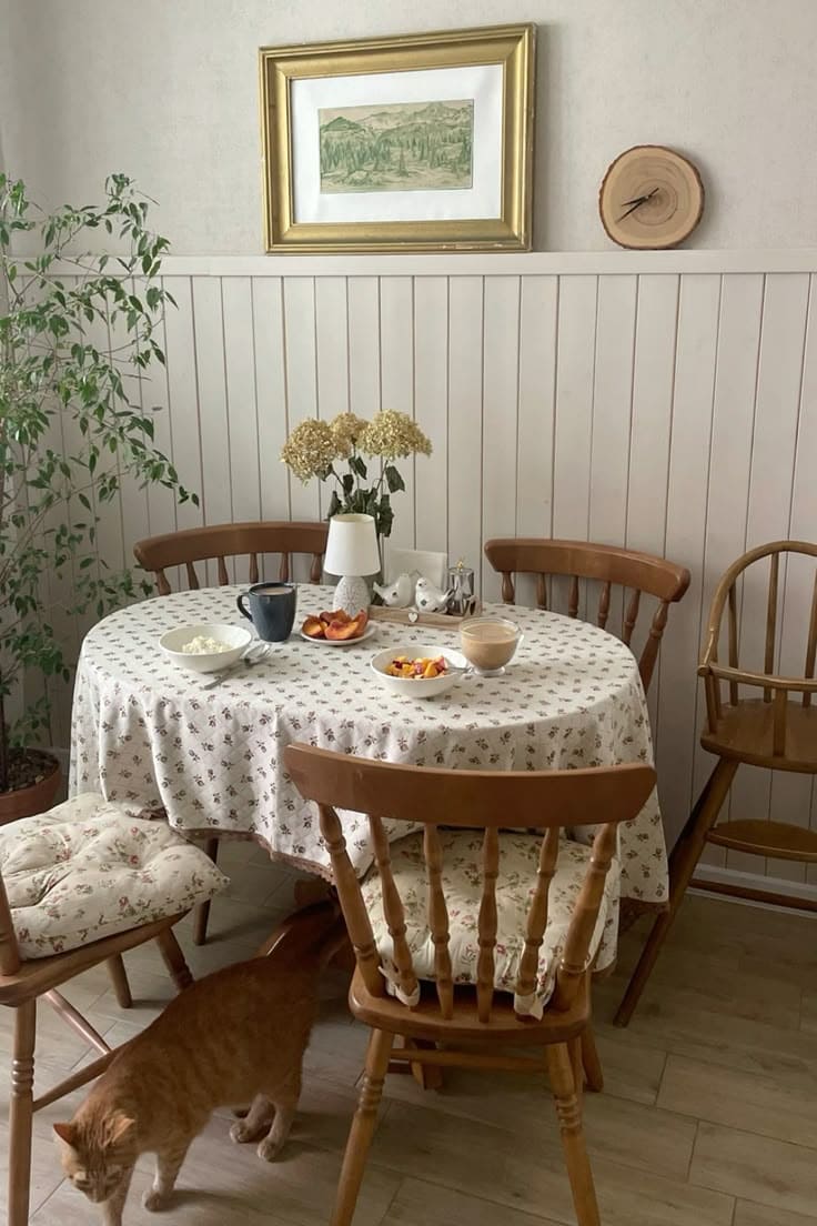 Cozy and Space-Saving Country Dining Nook