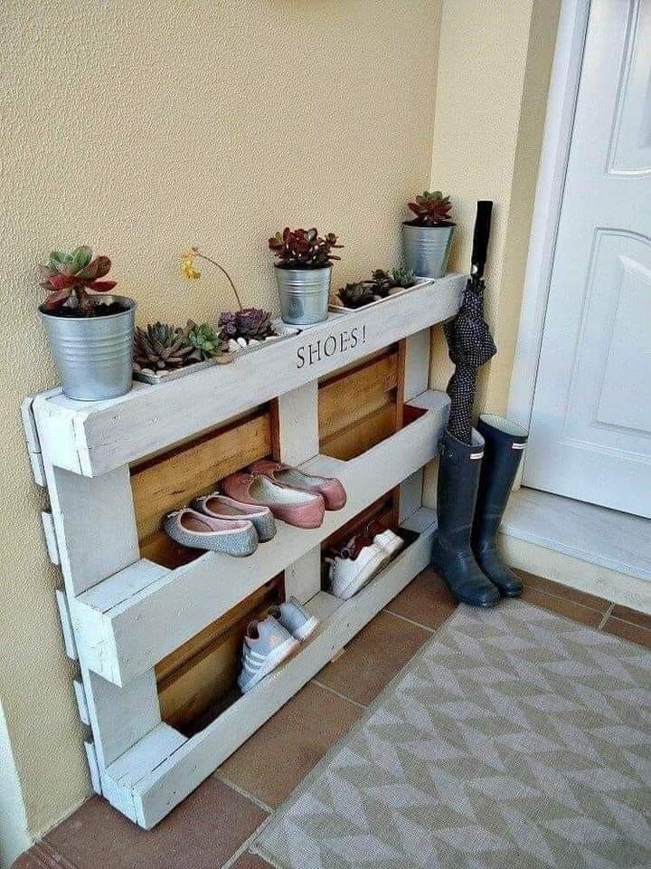 Charming Pallet Entryway Shoe Shelf