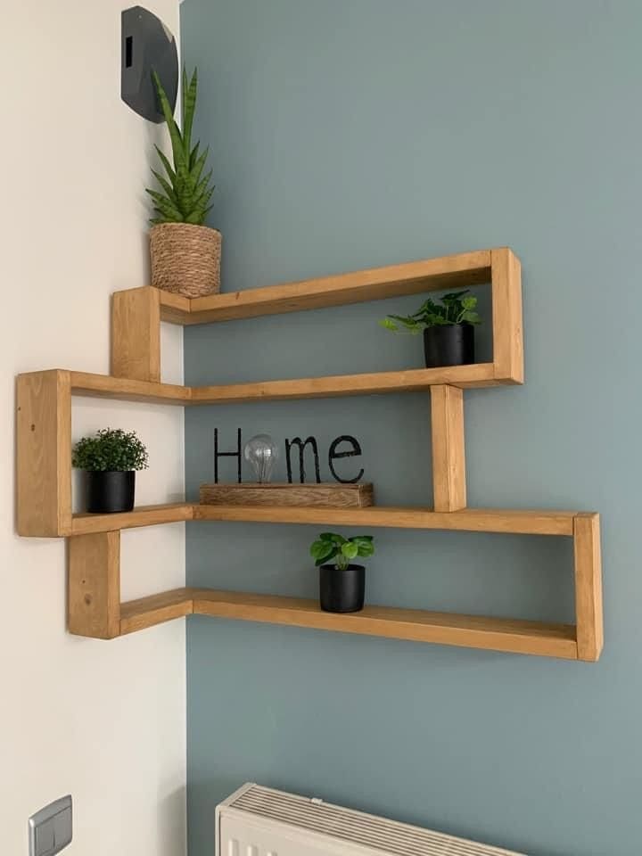 Chic Pallet Corner Plant Shelf
