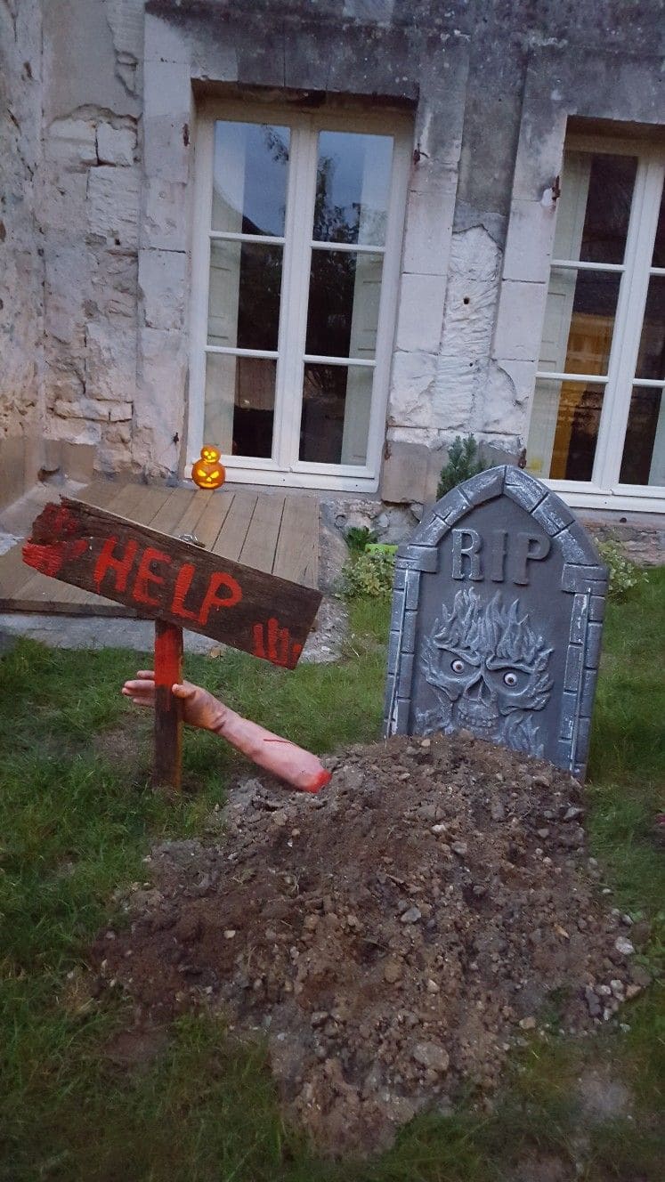 Halloween Grave Escape Display