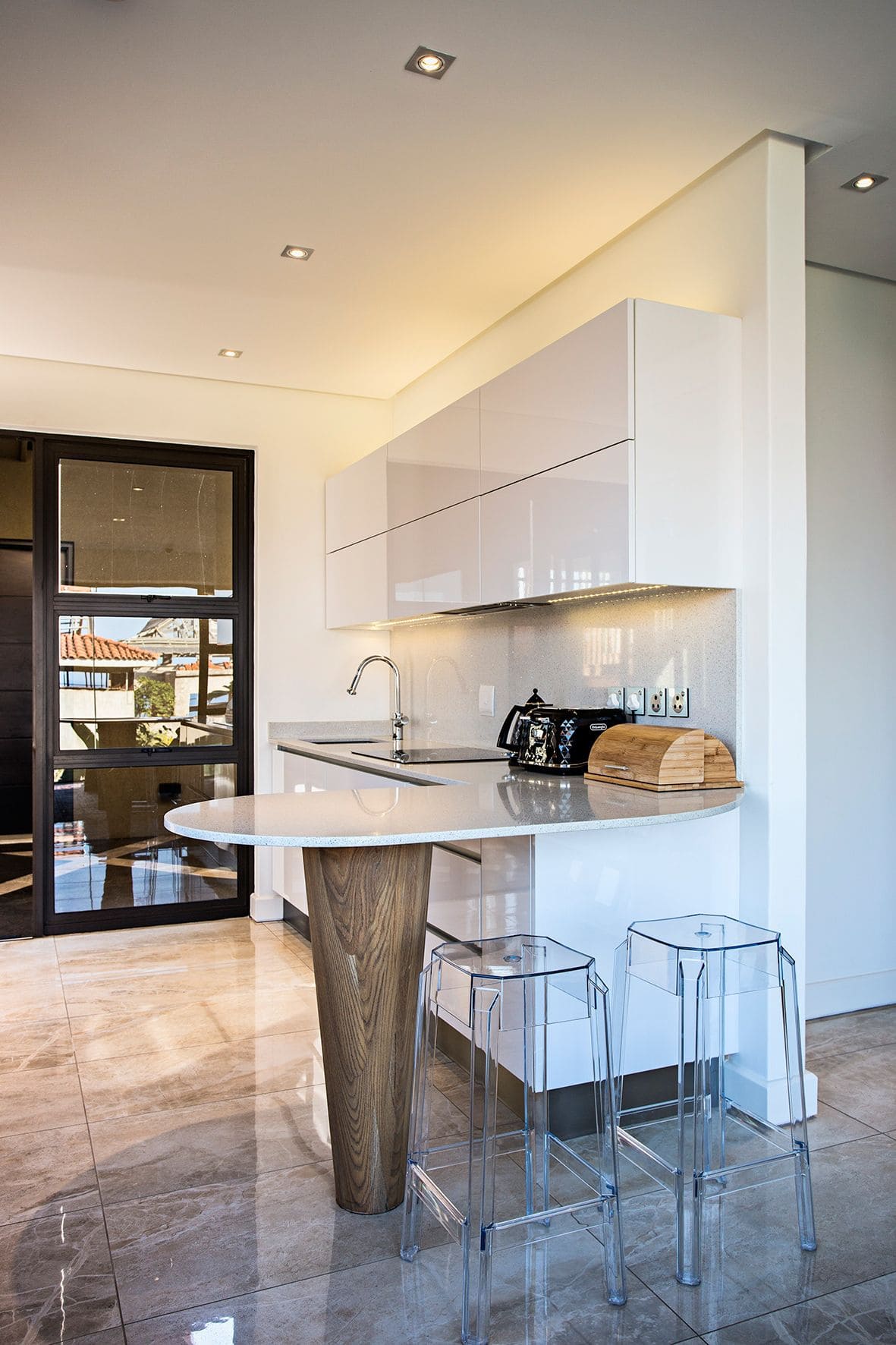 Sleek Modern Breakfast Bar Design