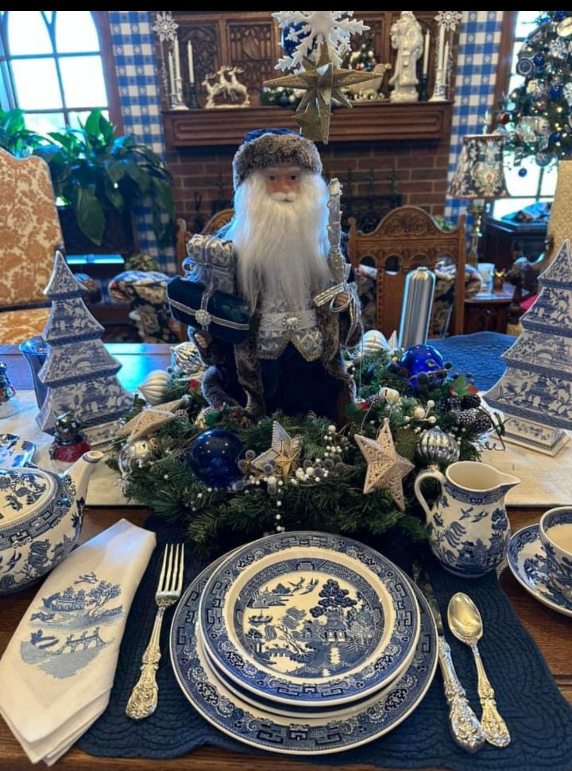 Blue Willow Christmas Table Elegance