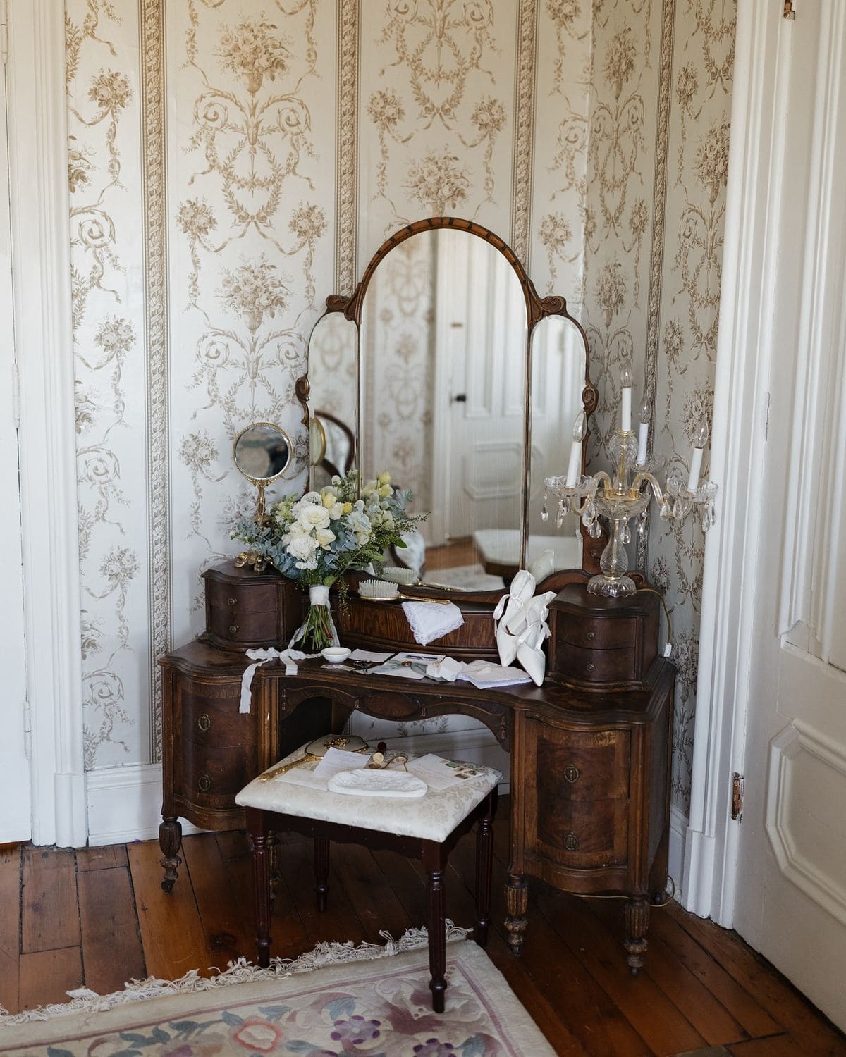 Elegant Corner Vintage Vanity