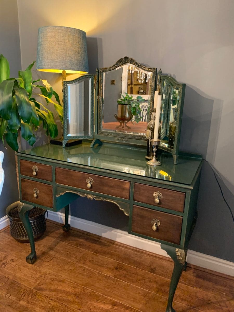 Elegant Green Vintage Vanity